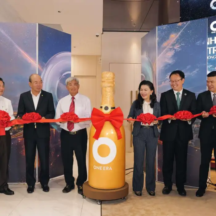 Đại diện CĐT và đơn vị phát triển dự án cắt băng khánh thành nhà bán hàng dự án One Era